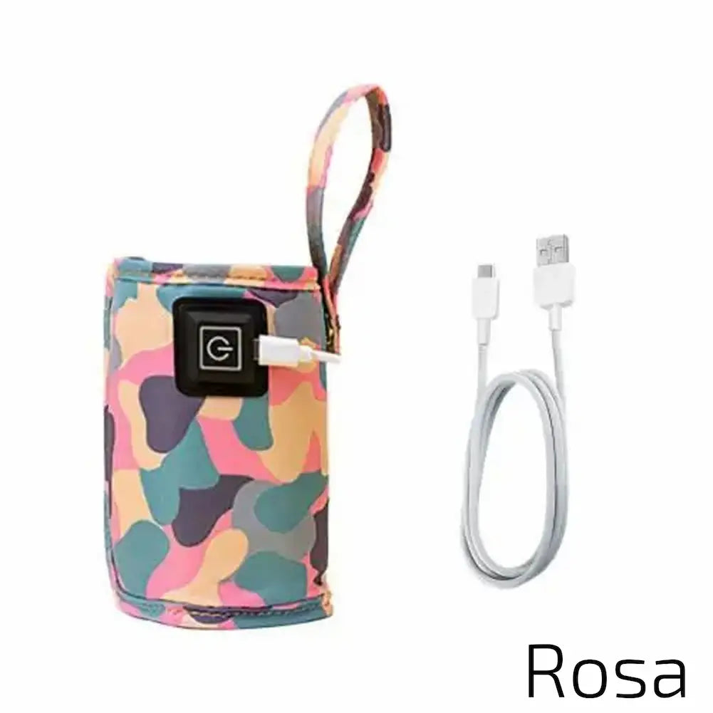 A imagem mostra um aquecedor de mamadeiras USB com design camuflado em tons de rosa, azul e roxo, ao lado de um cabo USB branco. O aquecedor possui um botão de energia preto e uma alça para facilitar o transporte. Abaixo, há a palavra "Rosa" indicando a cor predominante do produto.